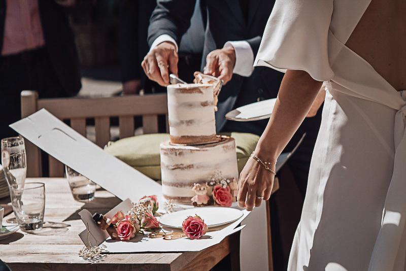 Hochzeitspaar beim Anschnitt der Hochzeitstorte