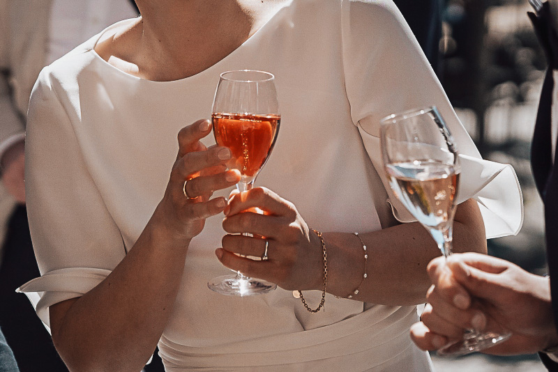 Gäste stoßen auf das Brautpaar mit Sekt an